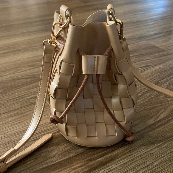 NWOT MELIE BIANCO VEGAN LEATHER BAG - JODY
Woven bucket crossbody - Picture 2 of 10